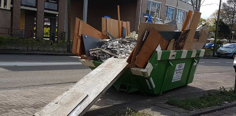 bouw-en-sloopafval-container-uisteken-loopplank